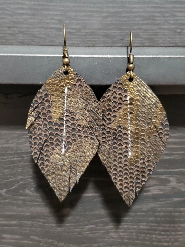 Pendientes Pluma Cuero GENUINO Hechos a Mano Negro y Dorado Camuflaje Piel de Serpiente 2" Foto 1 de 1