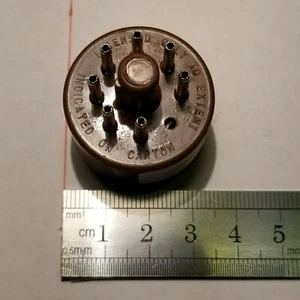 El anuncio es para CINCO (5) bases de tubo de vacío marrón 8 pines octal (sin pin #6) caja Q - Imagen 1 de 3