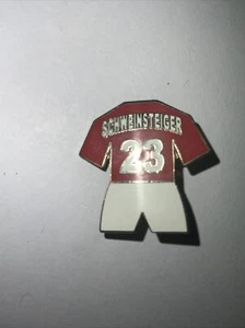 MANCHESTER UNITED - BASTIAN SCHWEINSTEIGER ENAMEL SHIRT KIT BADGE - Picture 1 of 3