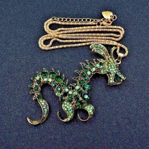 Drachen Anhänger Kette Strasssteine Grün Goldfarben Großer Anhänger Lange Kette - Bild 1 von 3