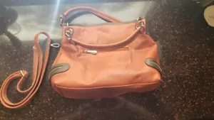 Simply Noelle hellbraune Kunstleder-Handtasche mit Schnallen und seitlichen Reißverschlüssen - Bild 1 von 5