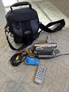 Canon ZR200 Mini Dv Camcorder Remote Batteries Cords DVCs SD Bag Works - Picture 1 of 8