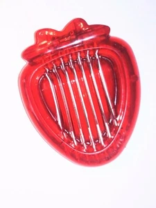 Affettatrice Fragole Plastica Rossa Acciaio Inox 7 Lame Larghezza 1/16 Usato in Ottime Condizioni - Foto 1 di 2