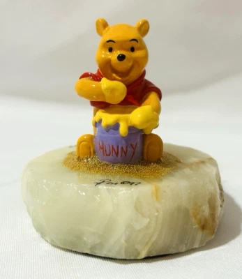 1997 Disney Ron Lee Winnie the Pooh & Honey Pot Figurine #1199/5000 Onyx Base - Image 1 of 4