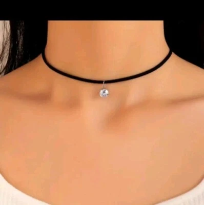 Collana In Caucciù Nero Choker Con Pietra Cubik Di Zirconia Gotico Dark Ragazza - Immagine 1 di 4