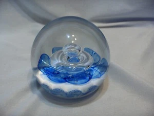 Vintage Kunst Glas Kristall Briefbeschwerer Tropfen Kreis blaue Jakobsmuscheln signiert SCHÖN - Bild 1 von 7