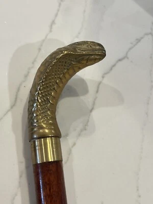 Manija de bastón de madera con cabeza de cobra antigua de latón estilo de trabajo Foto 1 de 4