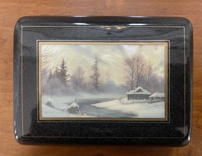Caja con bisagras rusa laca pintada a mano ovalada de colección casa de nieve arroyo río Foto 1 de 4