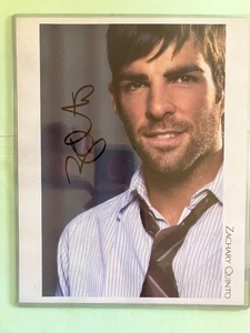 Zachary Quinto, Headshot Foto mit original handsigniertem Autogramm & COA - Bild 1 von 1