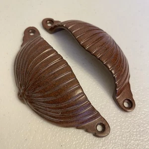 2 TIRI TAZZE 1,5” LARGHEZZA 4” lungo CASSETTO VITTORIANO MANICI PATTUMIERA OTTONE MASSICCIO ANTICO - Foto 1 di 6