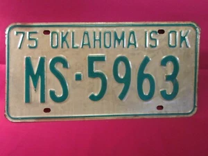 Placa de licencia etiqueta de coche 1975 Oklahoma MS 5963 Muskogee County [Y10A - Imagen 1 de 1