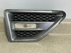 10-14 LAND ROVER LR2 PASAJERO DERECHO DELANTERO/LUZ GUARDABARROS VENTILACIÓN MOLDURA PLATA OEM - Imagen 1 de 4