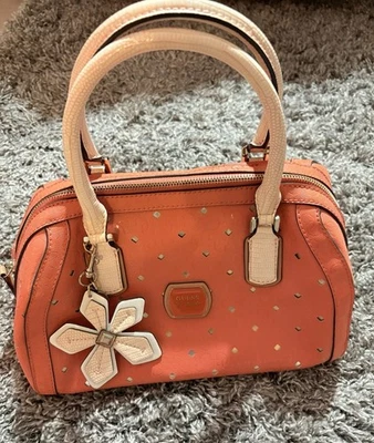Bolso Guess Hula Girl Box Coral Foto 1 de 4