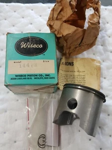 NUEVO DE LOTE ANTIGUO PISTÓN WISECO 144P2 KAWASAKI 250cc F4 1968-1970 con ANILLOS Y CLIPS DE PIN DE MUÑECA - Imagen 1 de 5