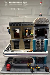 LEGO Creator Expert: Downtown Diner 10260 Incomplete Includes Mini Figures - Picture 1 of 13
