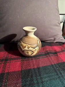 Vintage Nemadji Pottery USA 4.5" Clay Vase Natural Brown Tan Swirl Pattern - Picture 1 of 5