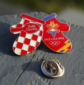 Betty Crocker Salt Lake 2002 Winter Olympics Mitten Glove 1997 Lapel Pin Pinback - Bild 1 von 1