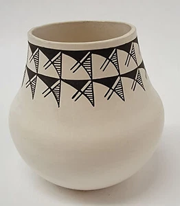 Traditional Acoma Pottery by Valdo 3L11J - Picture 1 of 6