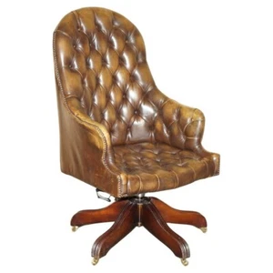 POLTRONA CHESTERFIELD VINTAGE INVECCHIATA IN PELLE MARRONE CAPITANI DA REGISTA UFFICIO - Foto 1 di 16