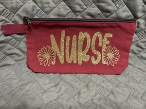 Individuelle Reisegröße Reißverschlusstasche. "Krankenschwester" Burgund mit Gold Glitzer 10x5x2 - Bild 1 von 3