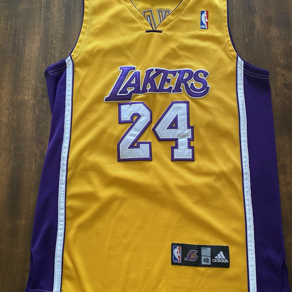 Camiseta Adidas Hombre Kobe Bryant #24 Auténtica NBA Talla 48. Excelente estado.  Paquete de 4 letreros Foto 1 de 4
