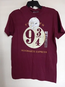 HARRY POTTER Athletic Fit  Platform 9 3/4 Hogwarts Express Maroon T-Shirt S NEW - Picture 1 of 3