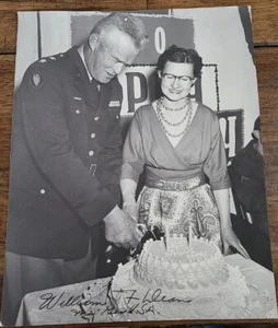 WILLIAM F DEAN SIGNIERT 9x7 1955 FOTO WWII ARMEE GENERAL MAJOR EHRENMEDAILLE CMOH - Bild 1 von 3