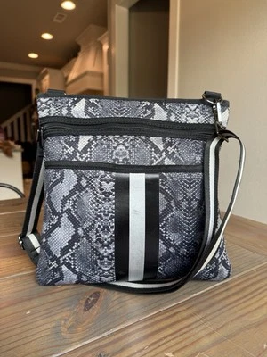 Tiracolo Haute Shore Peyton Vogue cinza píton - Imagem 1 de 4