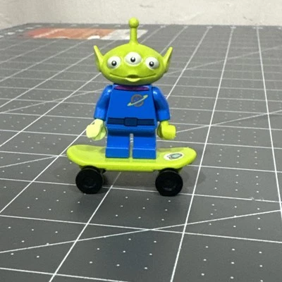 LEGO Alien minifigure CMF Series Disney 71012 Toy Story Pizza Planet mini figure - Image 1 of 4