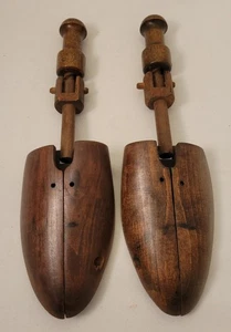 Allungascarpe antiche con vite in legno - Foto 1 di 10