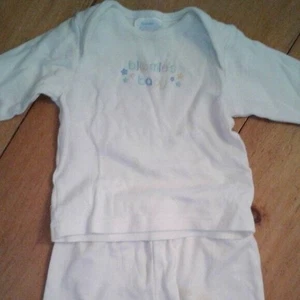 Bloomie's Baby 0-6 Monate Outfit Langarmshirt Hose weiß pastellfarben weich PlayCond - Bild 1 von 5