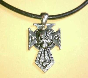 COLLANA PENDENTE NUOVA VERA PELLE CROCE TESCHIO CHIUSURA MAGNETICA CHIUSURA - Foto 1 di 1