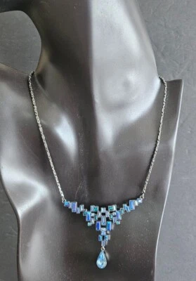 Vintage Givenchy electric blue crystal necklace . Foto 1 de 4