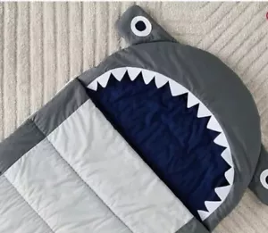 Saco de dormir Pottery Barn para niños con forma de tiburón - Imagen 1 de 6