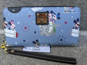Muñequera Dooney & Bourke Disney🐭 Atracciones Hipster de Mickey & Minnie 🏰Maruyama - Imagen 1 de 7