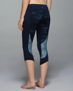Lululemon Leggings Wunder unter Ernte mittlerer Aufstieg Capri Blumenmuster tarnfarben marineblau 4 gebraucht - Bild 1 von 7