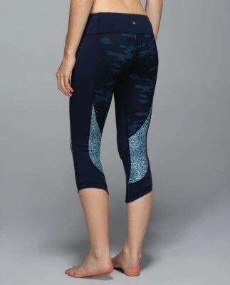 Leggings Lululemon Wunder Under Crop tiro medio Capri floral camuflaje azul marino 4 usados azules Foto 1 de 4