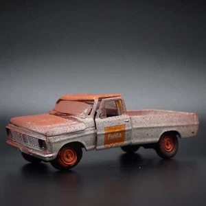 Modello Auto Diecast In Scala 1:64 Ford F100 Pickup Truck Fanta Abbandonata 1970 - Foto 1 di 7