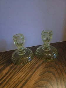 Juego de dos candelabros vintage de vidrio de uranio - bonito brillo - Imagen 1 de 7