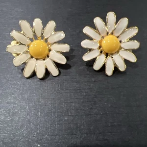 Vintage Clip On Earrings Daisy Estate Jewelry - Picture 1 of 13