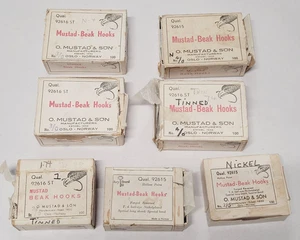 Mustad Schnabel Fliegenhaken Konvolut alter Lagerbestand Norwegen 2/0 3/0 4/0 langer Schaft offener Karton - Bild 1 von 7