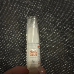 Nail Glue - Picture 1 of 2