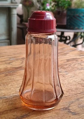 ANCIENNE SAUPOUDREUSE VERRE SAUMON COUVERCLE BAKÉLITE  - Photo 1/4