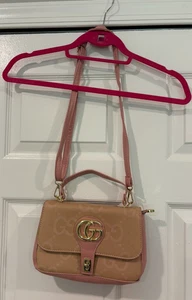 Guess Handtasche, mit verstellbarem Riemen, Blush Pink / Gold Hardware / Beige - Bild 1 von 5