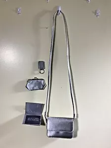 Nuevo con etiquetas Hillard & Hanson satén plateado 4 piezas Cartera formal de hombro de noche - Imagen 1 de 8