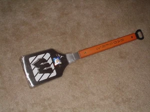 WISCONSIN BADGERS NCAA BBQ Sportula Hamburger Flipper Spatola Cap CAMICIA APRIBILE - Foto 1 di 4