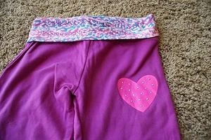 Bally Total Fitness Mädchen Yogahose Neu mit Etikett Gr. XS (4-5) lila, pink, blau mit Herz - Bild 1 von 5