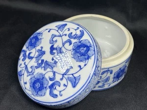Vintage chinesische Chinoiserie Blumen blau & weiß Porzellan Deckel Schmuckschatulle 4x2,5" - Bild 1 von 23