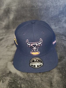 NBA CHICAGO BULLS GUMBALL MITCHELL & NESS SOMBRERO AJUSTADO PARA HOMBRE TALLA 7 1/4 AZUL ROSA - Imagen 1 de 8