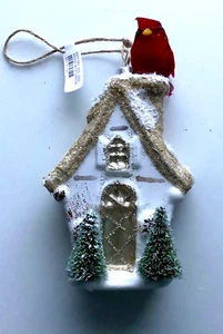 Casa de granero de cerámica con adorno cardinal rojo ~ Navidad ~ Nueva con etiquetas - Imagen 1 de 3
